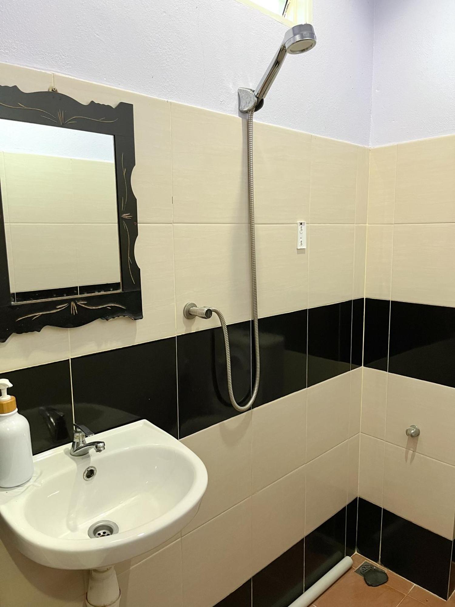 Rayyan'S Roomstay Pantai Kok Extérieur photo